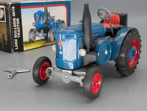 Traktor modell kovap - modell, 1:25